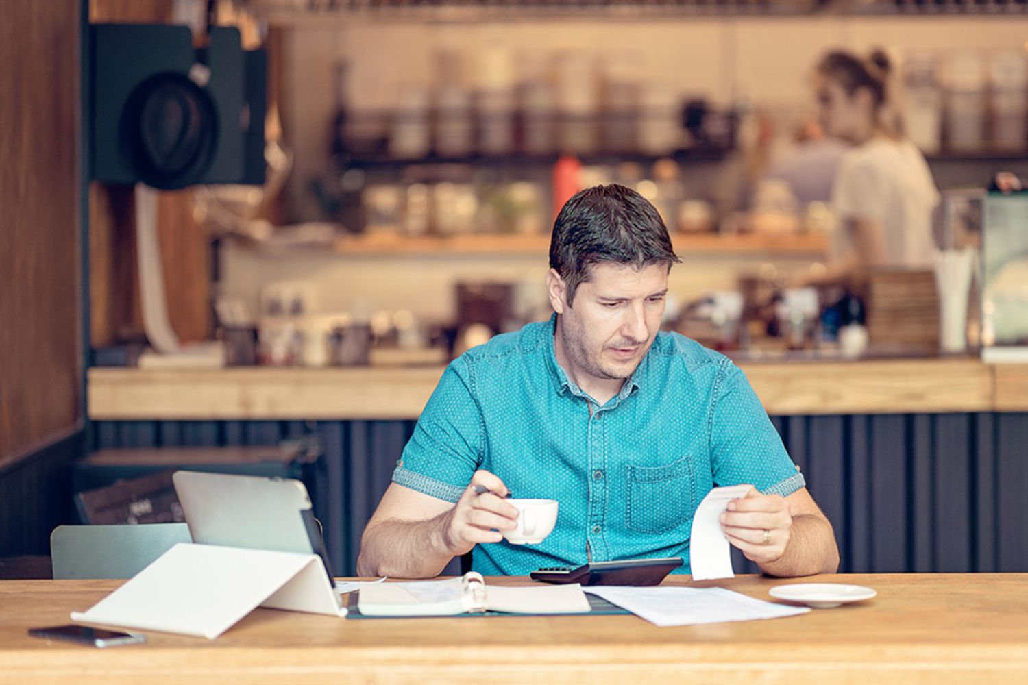 © dpVUE .images - stock.adobe.com Foto: Mann trinkt Kaffee