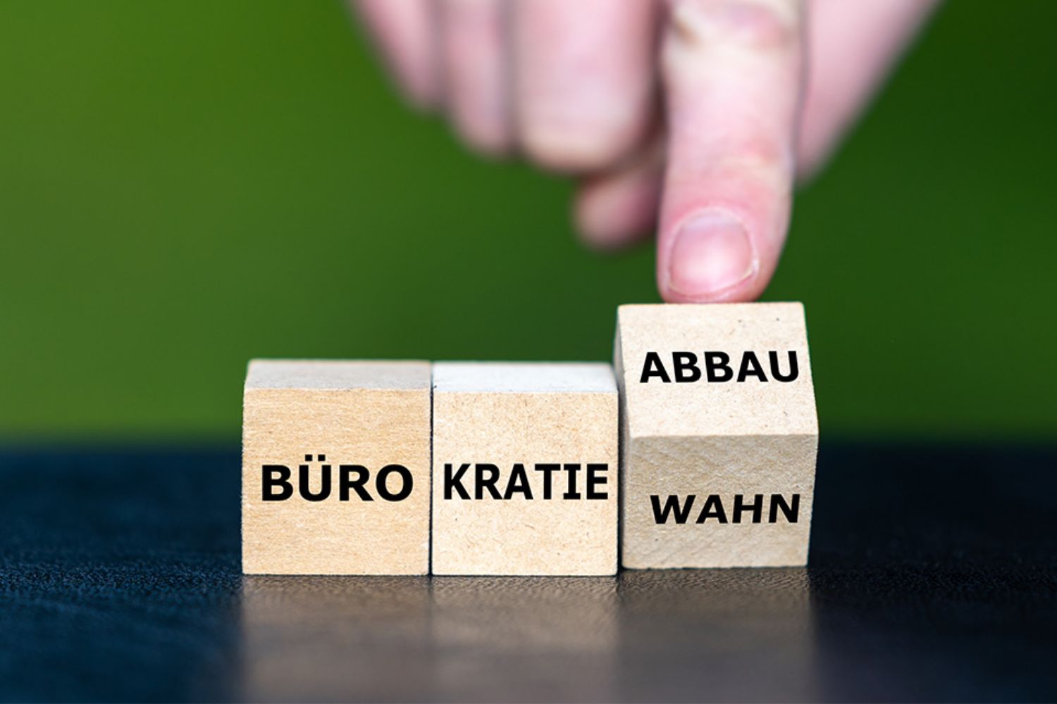 © Frank H. - stock.adobe.com Foto: Würfel mit der Aufschrift Bürokratieabbau