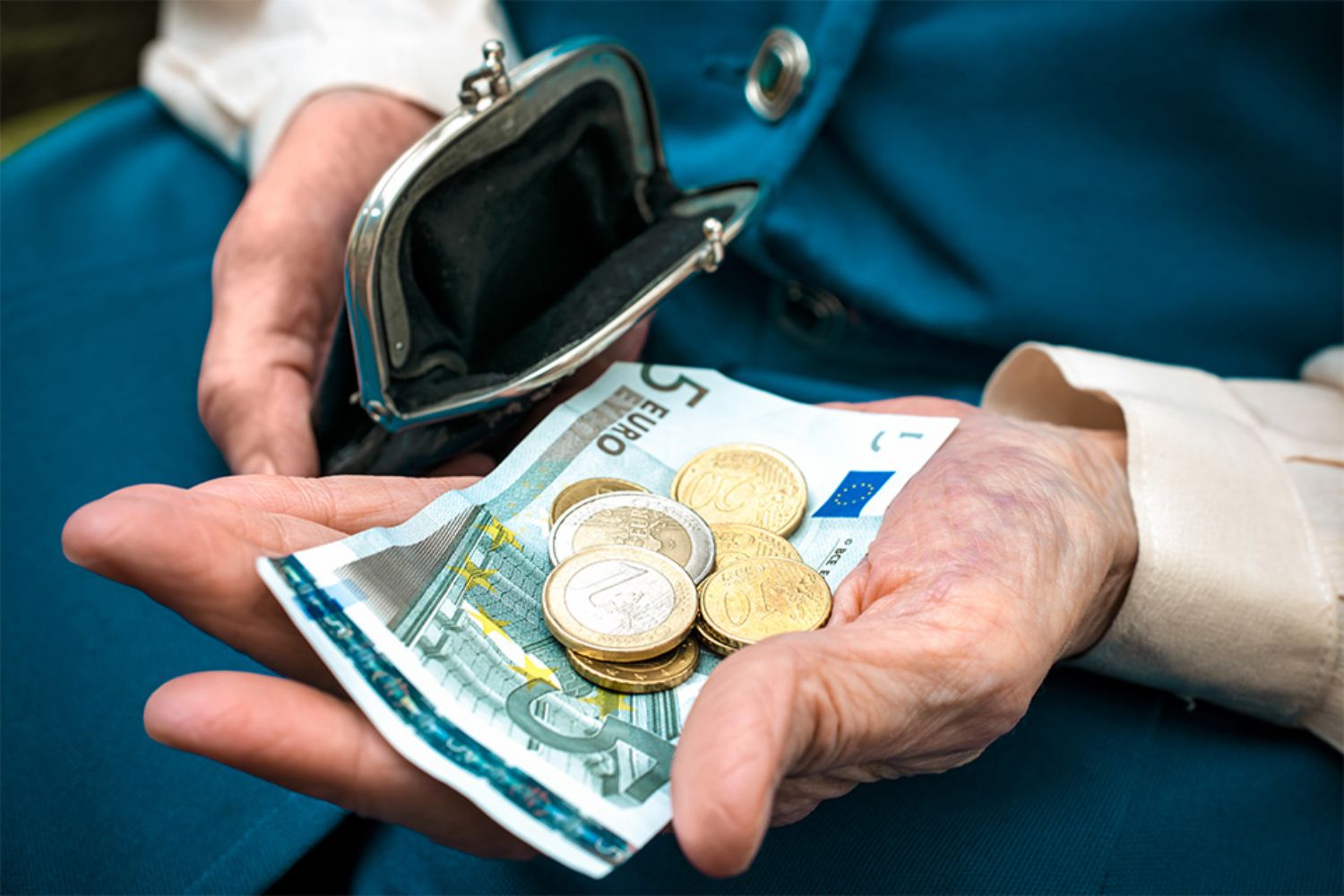 © Alexander Raths - stock.adobe.com Foto: Person mit Bargeld