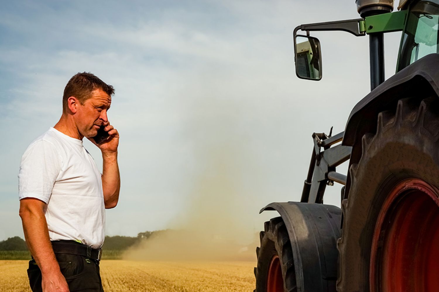 © Countrypixel - stock.adobe.com Foto: Landwirt neben Traktor